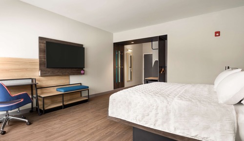 Chambre, 1 très grand lit, accessible aux personnes à mobilité réduite (Roll-In Shower)