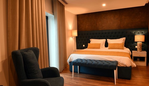 Suite Supérieure, cheminée, vue jardin