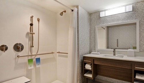 Studio, 1 très grand lit, accessible aux personnes à mobilité réduite (Roll-In Shower)