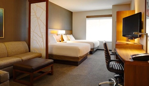 Chambre (2 Queens Beds & 1 Sofa Bed)
