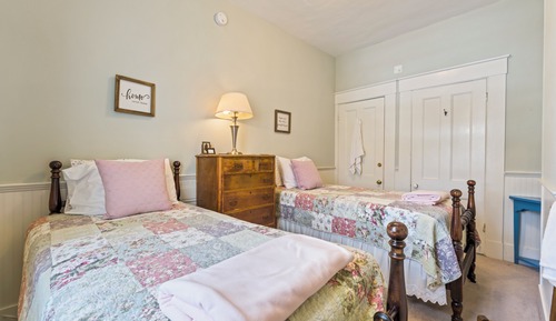 Chambre, 2 lits une place, non-fumeurs (Room 5, Second Floor)