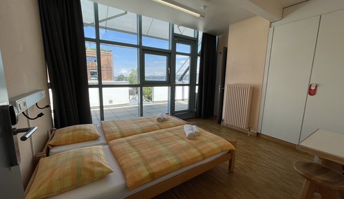 Chambre avec lits jumeaux, salle de bains privée (Private WC)