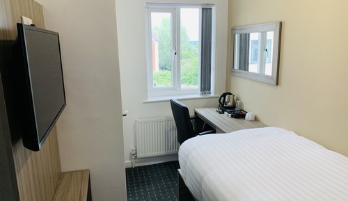 Chambre Simple, salle de bains attenante, vue ville