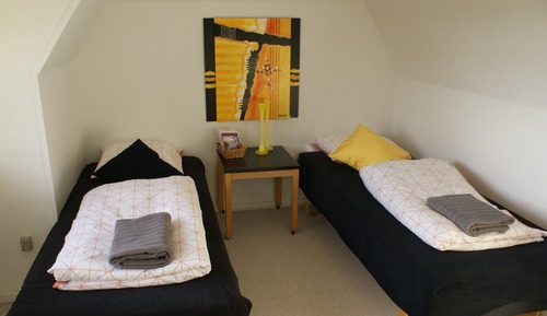 Chambre avec lits jumeaux, salle de bains commune