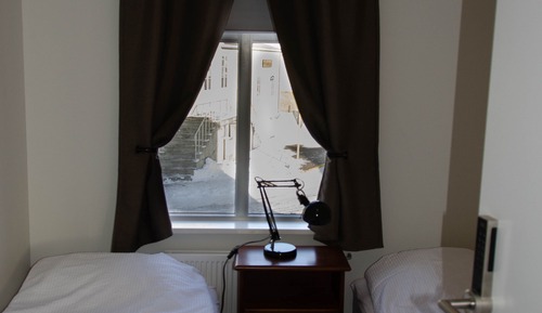 Chambre avec lits jumeaux, salle de bains commune