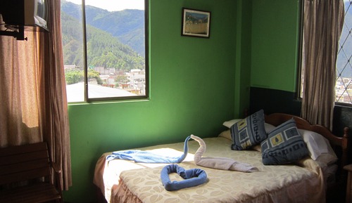 Chambre, salle de bains privée, vue ville