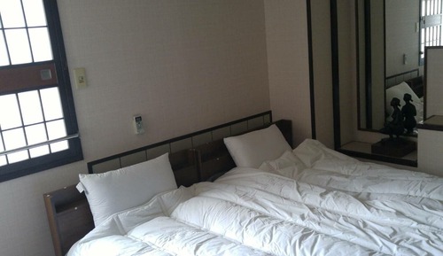 Chambre avec lits jumeaux, salle de bains attenante