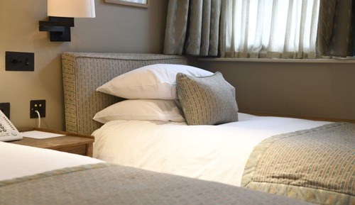Chambre avec lits jumeaux, salle de bains privée