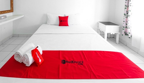 Chambre Double (RedDoorz)