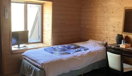 Chambre avec lits jumeaux, salle de bains commune