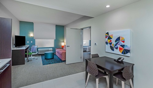 Suite, 1 très grand lit (Mobility & Hearing, Roll-in Shower)