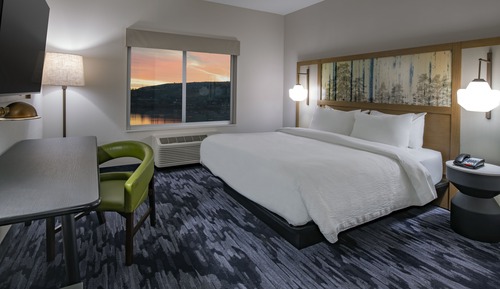 Chambre, 1 très grand lit, vue lac (Hearing Accessible)