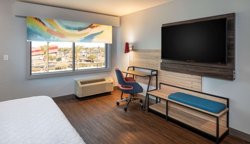 Chambre, 1 très grand lit, accessible aux personnes à mobilité réduite (Roll-In Shower)