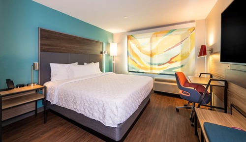 Chambre, 1 très grand lit, accessible aux personnes à mobilité réduite (Hearing)