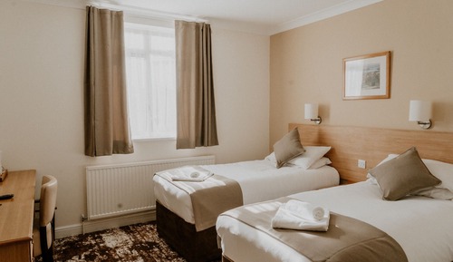 Chambre avec lits jumeaux, salle de bains attenante