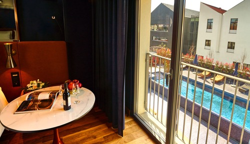 Chambre Supérieure, 1 très grand lit, vue piscine