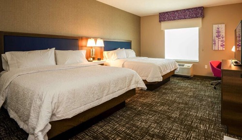 Chambre, 2 grands lits, accessible aux personnes à mobilité réduite, baignoire
