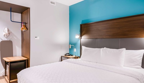 Chambre, 1 très grand lit, accessible aux personnes à mobilité réduite (Hearing)