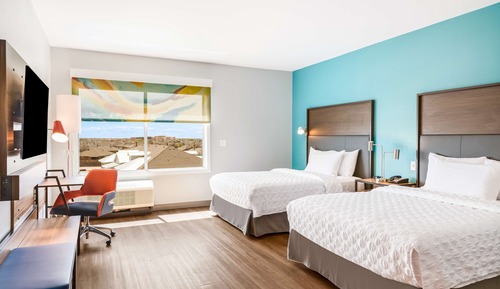 Chambre, 2 grands lits, accessible aux personnes à mobilité réduite (Roll-In Shower)