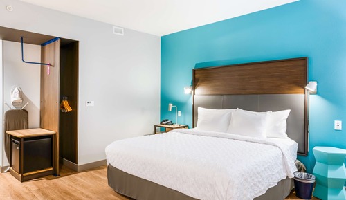 Chambre, 1 très grand lit, accessible aux personnes à mobilité réduite (Roll-In Shower)