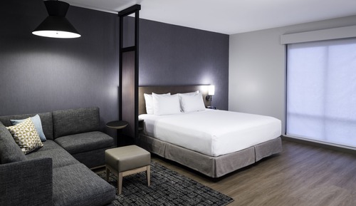 Chambre, 1 très grand lit, accessible aux personnes à mobilité réduite, baignoire (& Sofabed)