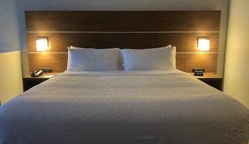Suite, 1 très grand lit et 1 canapé-lit (Communications)