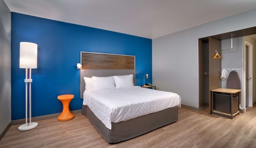 Chambre, 1 très grand lit, accessible aux personnes à mobilité réduite (Roll-In Shower)