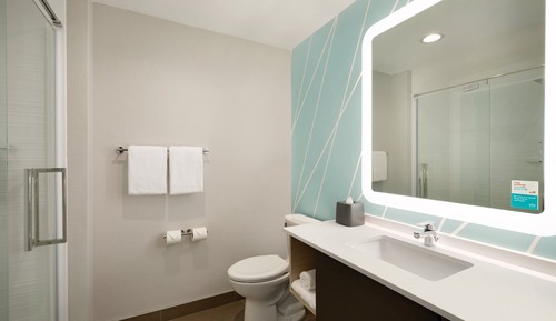 Chambre Standard, 1 très grand lit, baignoire accessible aux personnes à mobilité réduite