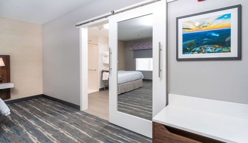 Suite, 1 très grand lit, accessible aux personnes à mobilité réduite, non-fumeurs (Hearing)