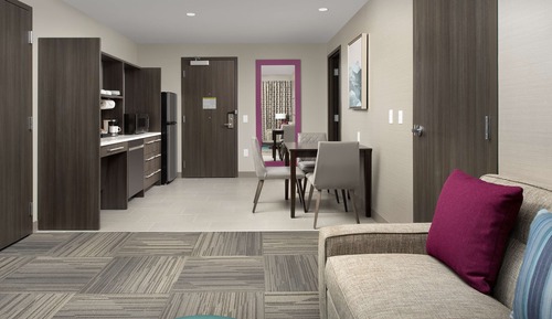 Suite, 1 très grand lit (Mobility & Hearing, Roll-in Shower)
