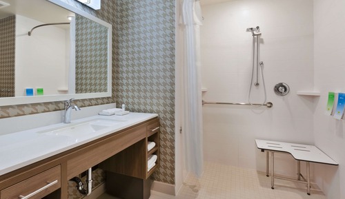Studio, 1 très grand lit (Mobility & Hearing, Roll-in Shower)