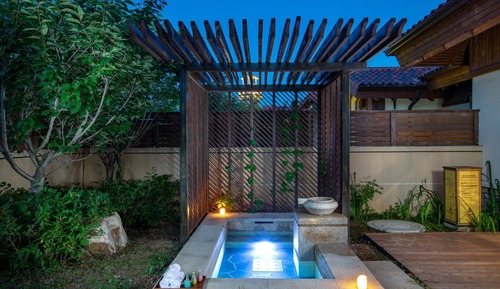 Suite, 1 très grand lit (Courtyard Access)