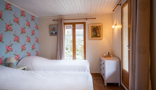 Chambre Tradition Double ou avec lits jumeaux, salle de bains attenante (Génépi)