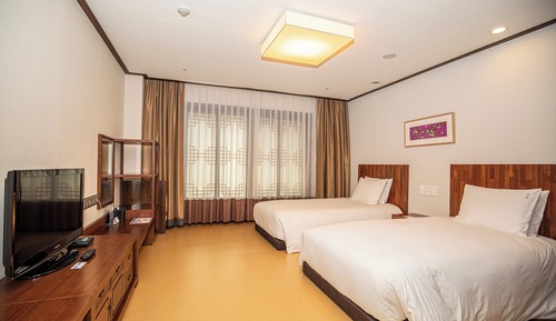 Chambre Standard, 2 lits une place (Furnished Balcony)