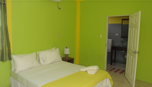 Chambre, 1 grand lit, cuisine