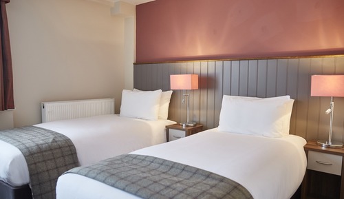 Chambre avec lits jumeaux, 2 lits une place, salle de bains attenante