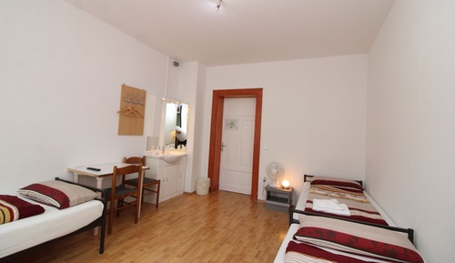Chambre Triple Économique, non-fumeurs, salle de bains commune