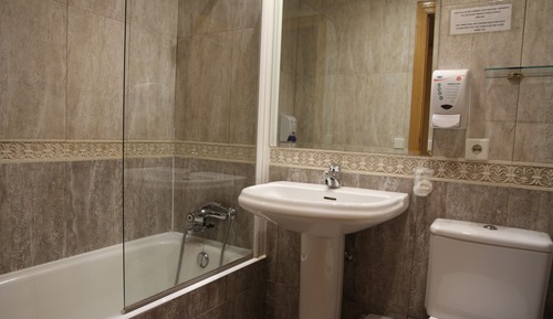 Chambre Triple Économique, salle de bains privée