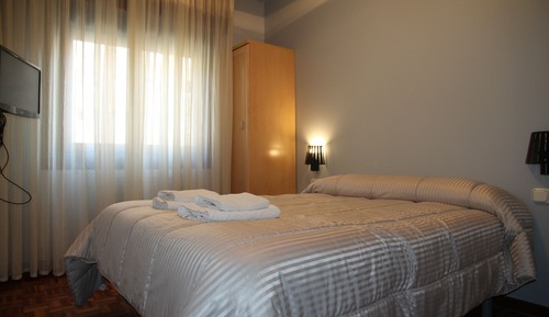 Chambre Économique Double ou avec lits jumeaux (with Shared Bathroom)