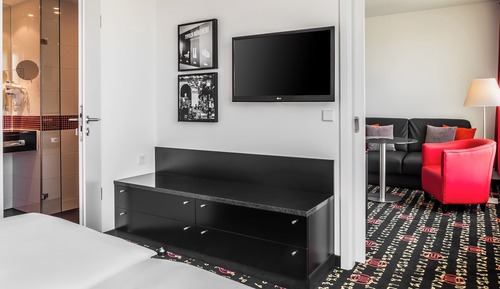 Suite, 1 très grand lit et 1 canapé-lit, vue jardin