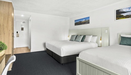 Chambre Triple, balcon (1 Queen Bed and 1 Single Bed)