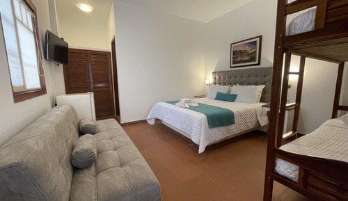Chambre Triple Standard, plusieurs lits, réfrigérateur, vue établissement