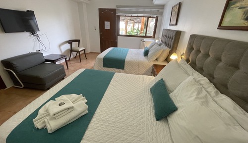 Chambre Triple Standard, 2 lits doubles, réfrigérateur, en bord de piscine