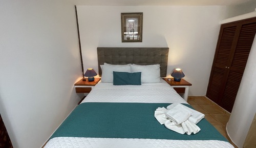 Cabane Familiale, 2 chambres, réfrigérateur et four à micro-ondes, en bord de piscine