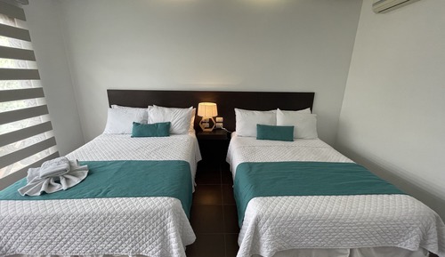 Chambre Quadruple Supérieure, 2 lits doubles, réfrigérateur, vue établissement