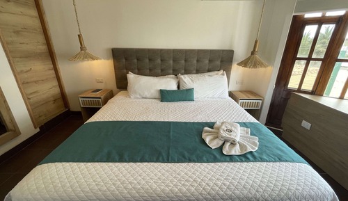 Chambre Double Romantique, 1 très grand lit, salle de bains attenante