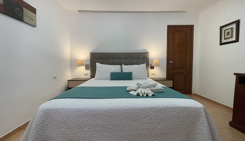 Chambre Double Standard, 1 grand lit, en bord de piscine