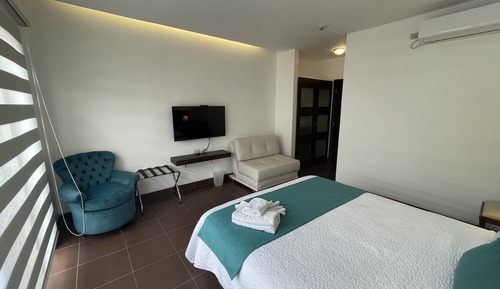 Chambre Double Supérieure, 1 grand lit et 1 canapé-lit, réfrigérateur, vue piscine