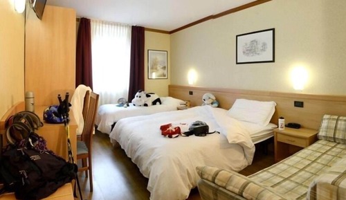 Chambre Standard Double ou avec lits jumeaux (with baby crib)