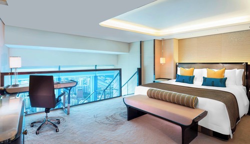 Chambre, 1 très grand lit, vue ville